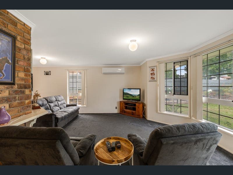 9 Melway Crescent, Harristown — photo 1 of 5