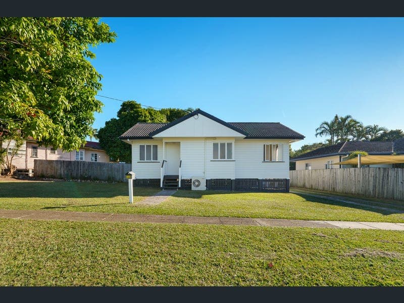 146 Stradbroke Avenue, Wynnum — photo 1 of 5