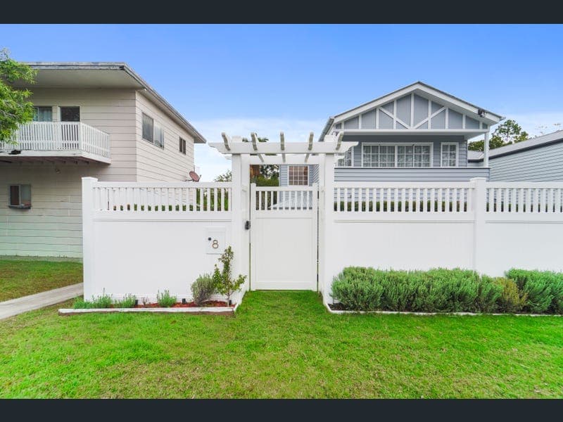 8 Buckland Road, Everton Hills — photo 1 of 5