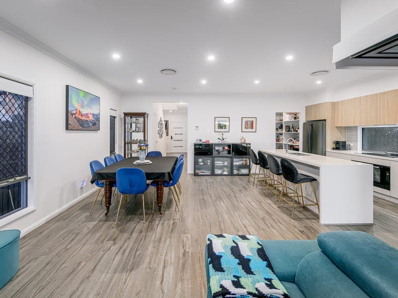 12 Fontaine Street, Stafford Heights — photo 1 of 5