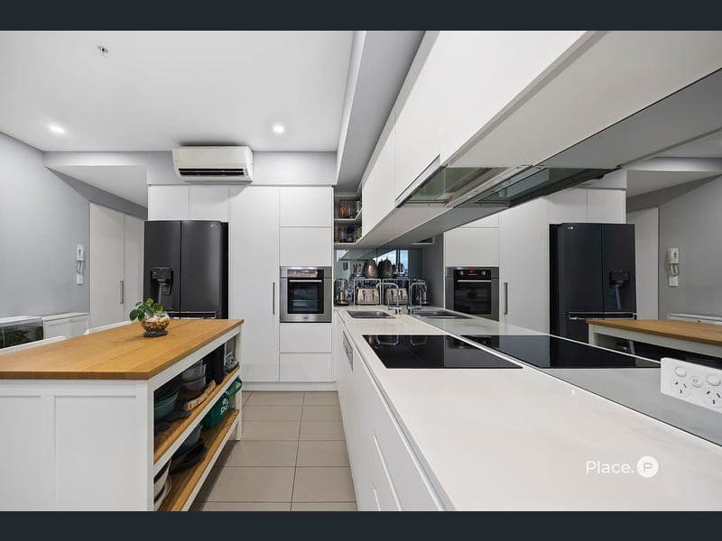 30602/300 Old Cleveland Road, Coorparoo — photo 1 of 5