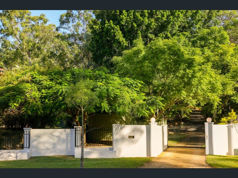 7 Alpinia Court, Albany Creek — photo 1 of 5