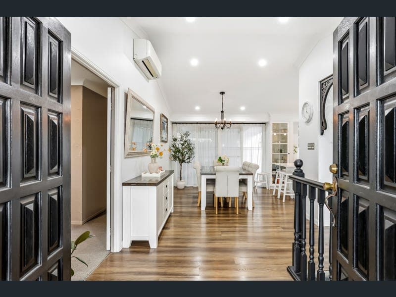 8 Hopman Court, Oxenford — photo 1 of 5