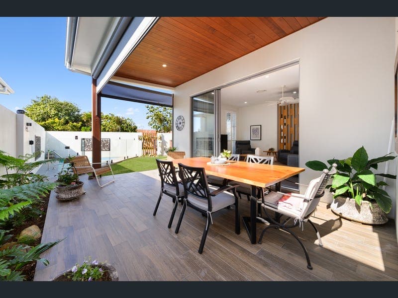 15a Wewak Avenue, Runaway Bay — photo 1 of 5