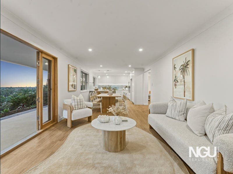 7 Leura Place, Helensvale — photo 1 of 5