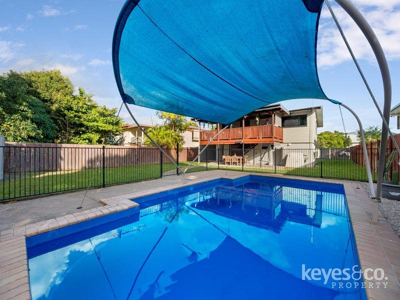 19 Surrey Street, Hyde Park — photo 1 of 5