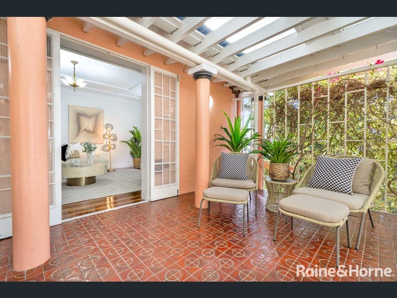 18 Bentinck Street, Sherwood — photo 1 of 5