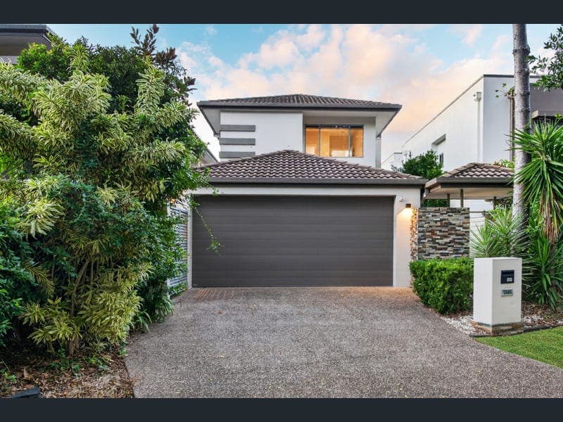 2243 Glengallon Way, Hope Island — photo 1 of 5