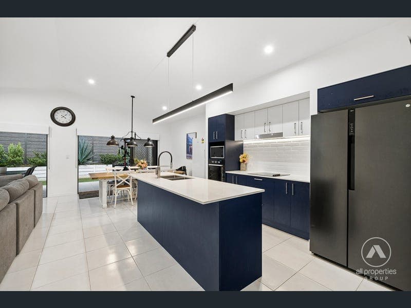 5 AZURE STREET, Bahrs Scrub — photo 1 of 5
