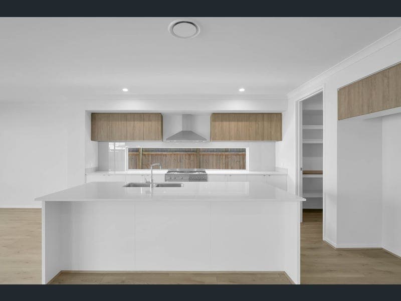 41 Heathcote Circuit, Redland Bay — photo 1 of 5