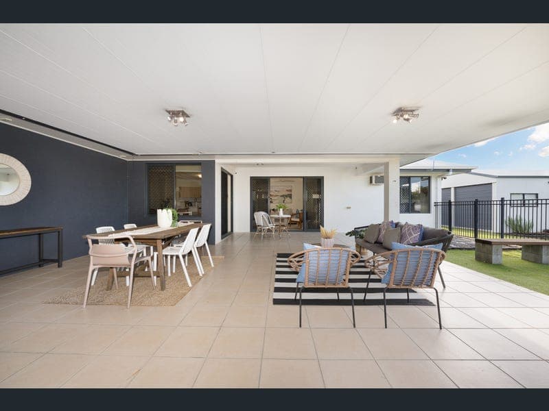 24 Hilton Way, Mount Louisa — photo 1 of 5