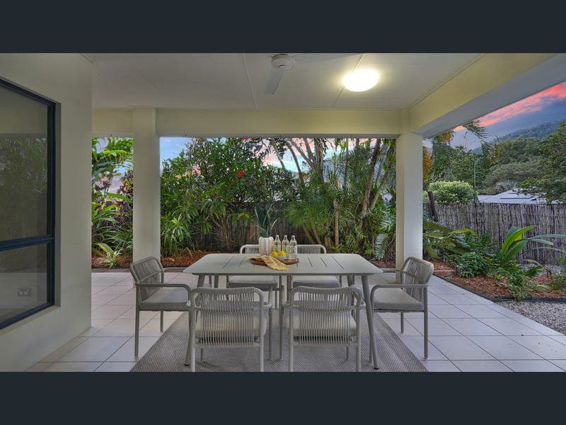 1 Brockhurst Close, Redlynch — photo 1 of 5