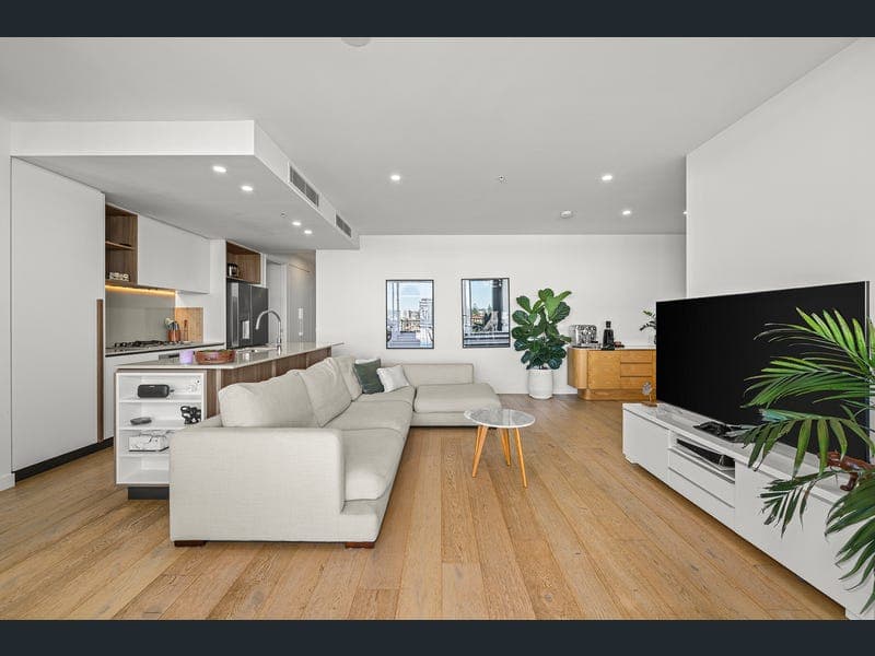 505/43 Peerless Avenue, Mermaid Beach — photo 1 of 5
