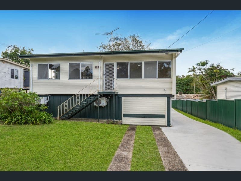 17 Lynngold Street, Woodridge — photo 1 of 5