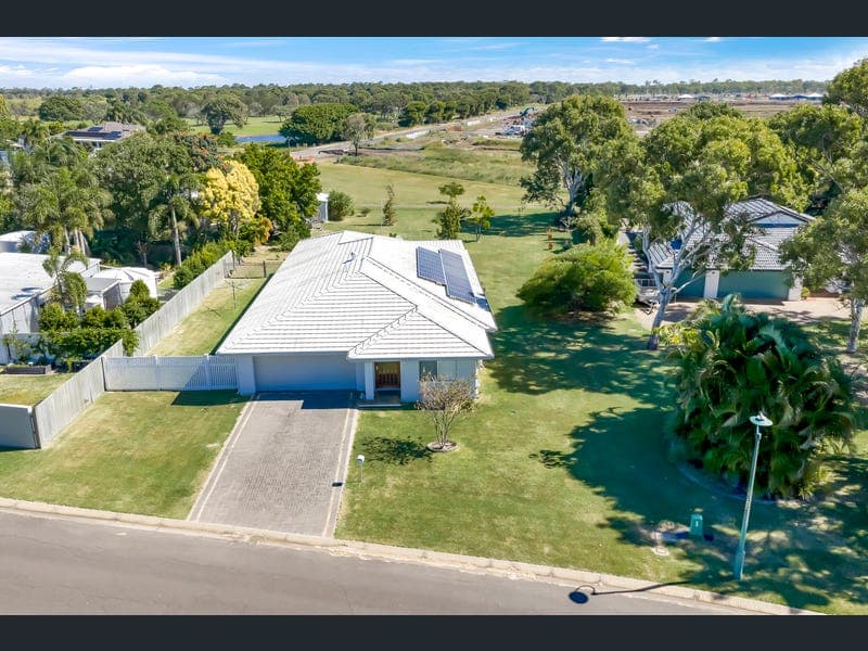 3 Raewood Close, Coral Cove — photo 1 of 5