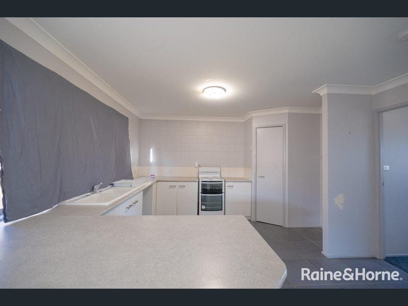 1/4 Aspinall Street, Warwick — photo 1 of 5