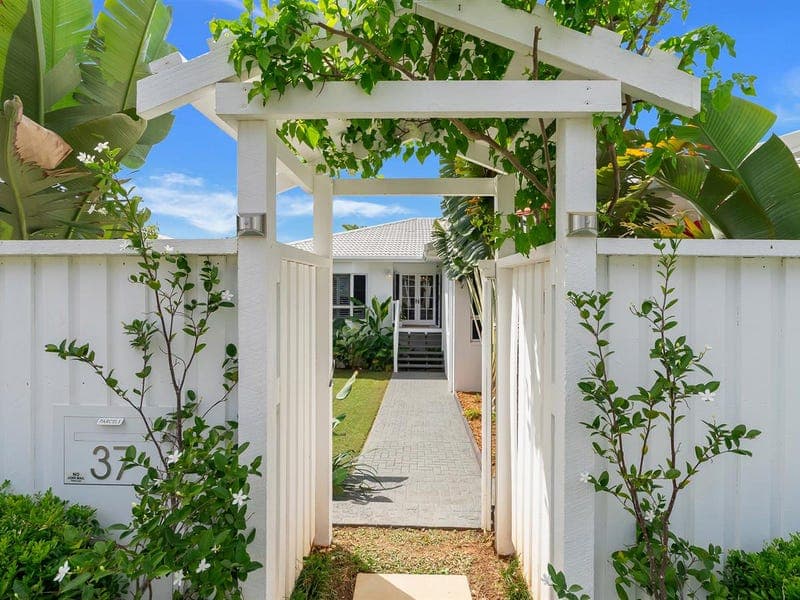 37 Eugenia Crescent, Redlynch — photo 1 of 5