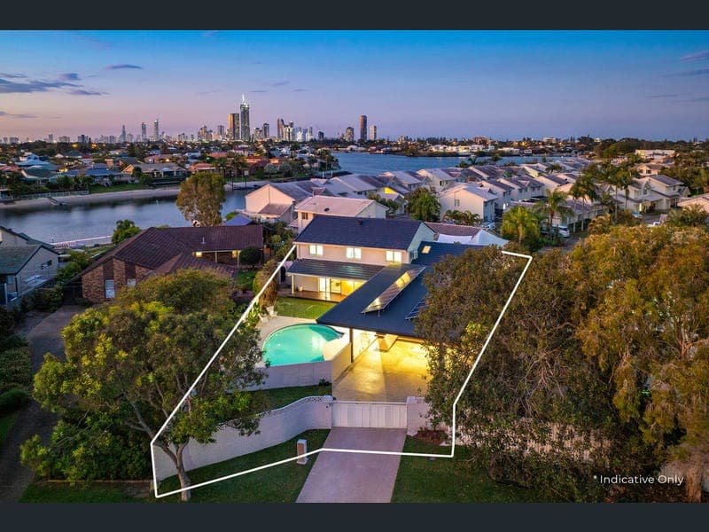 18 Wanneroo Court, Mermaid Waters — photo 1 of 5