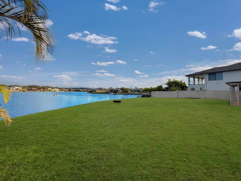 10 Parkwater Point, Helensvale — photo 1 of 5