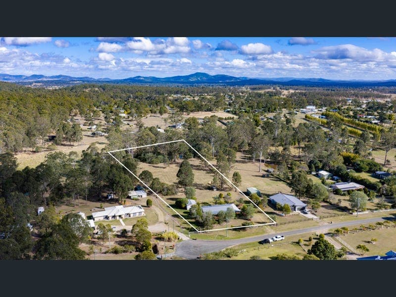 7 Jamie Avenue, Curra — photo 1 of 5