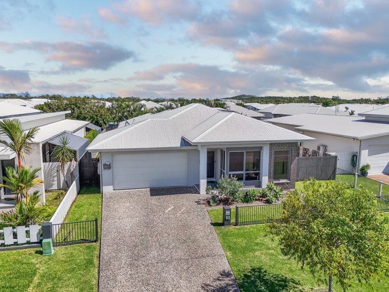 43 The Grange, Shaw — photo 1 of 5