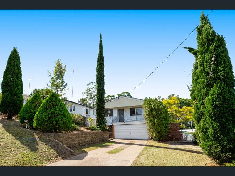 17 Hoya Street, Holland Park West — photo 1 of 5