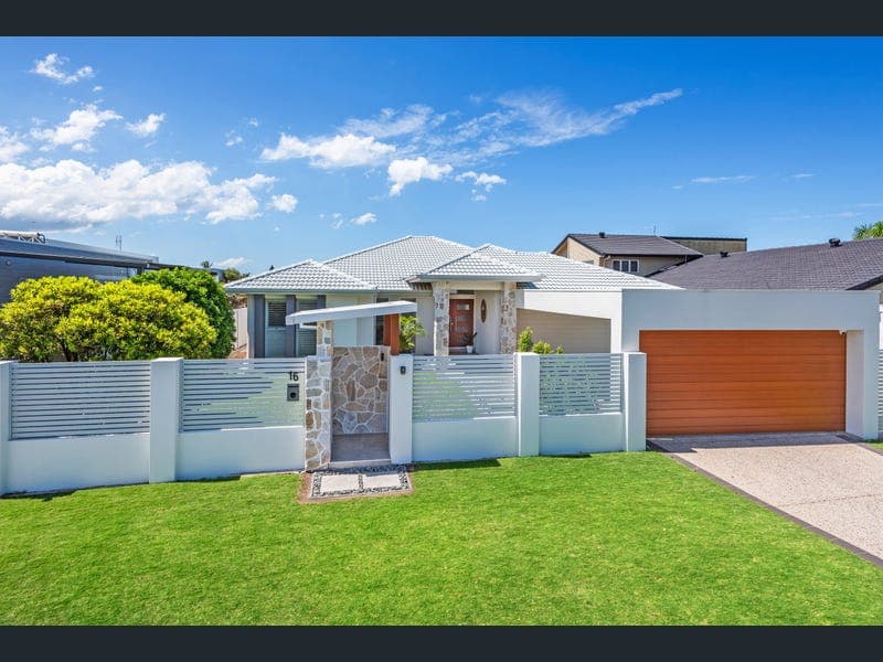 16 Erave Avenue, Runaway Bay — photo 1 of 5