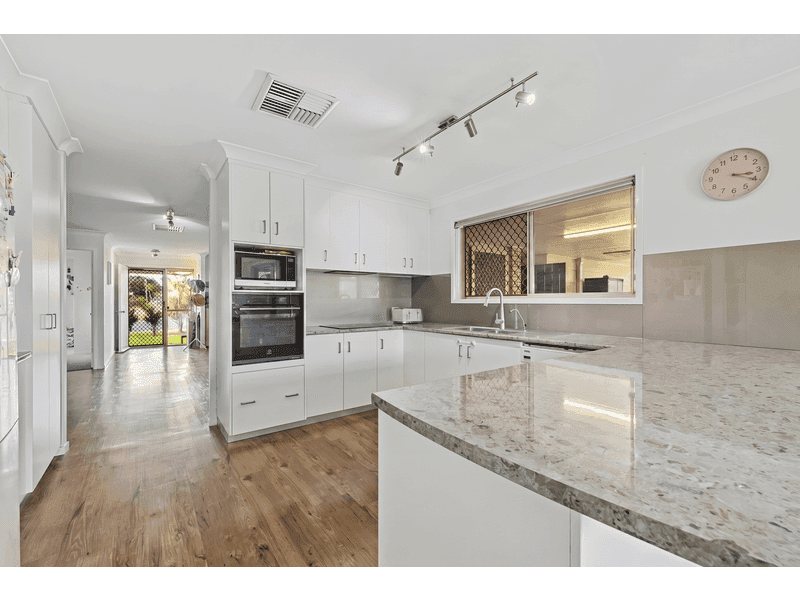 16 Crinum Crescent, Emerald — photo 1 of 5