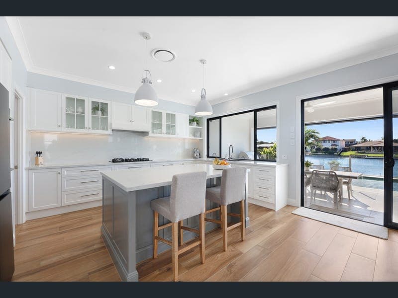 7 Lee Anne Crescent, Helensvale — photo 1 of 5