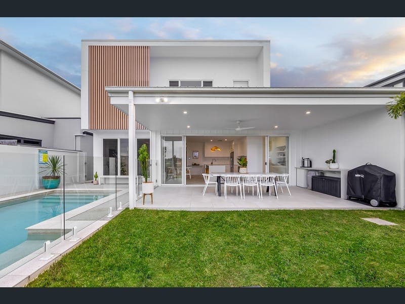 10 Riviera Place, Mountain Creek — photo 1 of 5