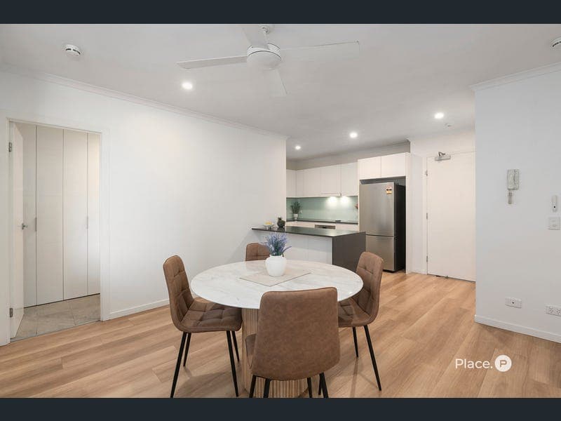 242/986 Wynnum Road, Cannon Hill — photo 1 of 5