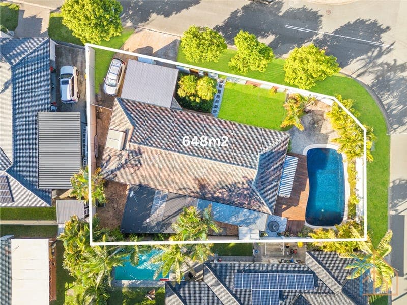 132 Oceanic Drive, Mermaid Waters — photo 1 of 5