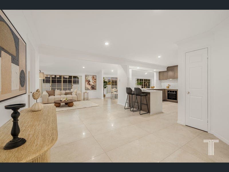 1 Connah Crescent, Carindale — photo 1 of 5