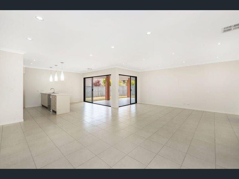 4 Bimberi Row, Pacific Pines — photo 1 of 5