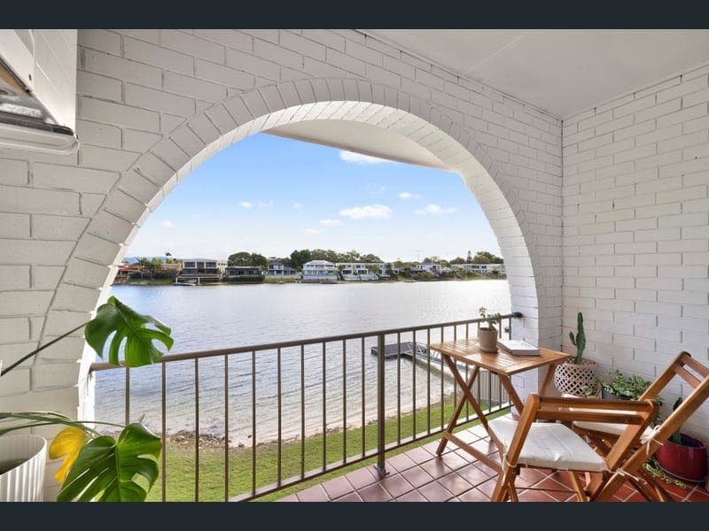 4/10 Aquila Court, Mermaid Waters — photo 1 of 5
