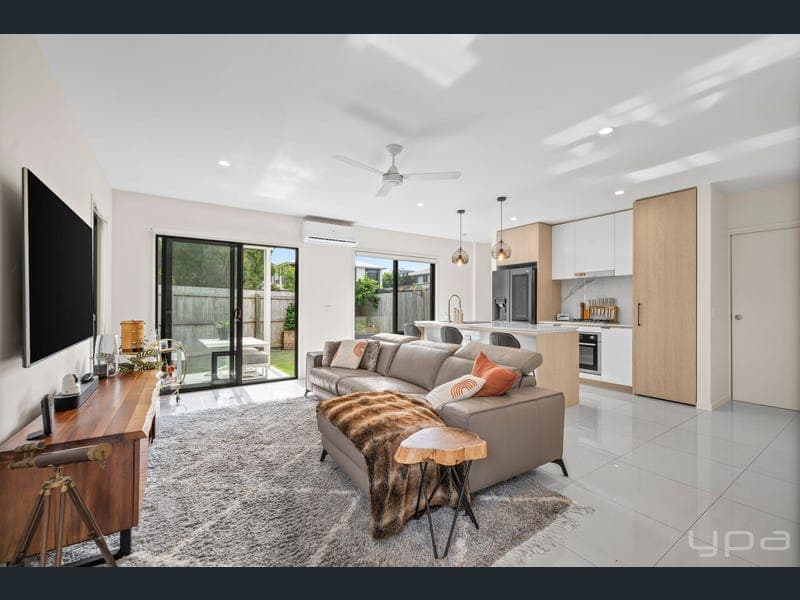 1/7 Angela Way, Pimpama — photo 1 of 5