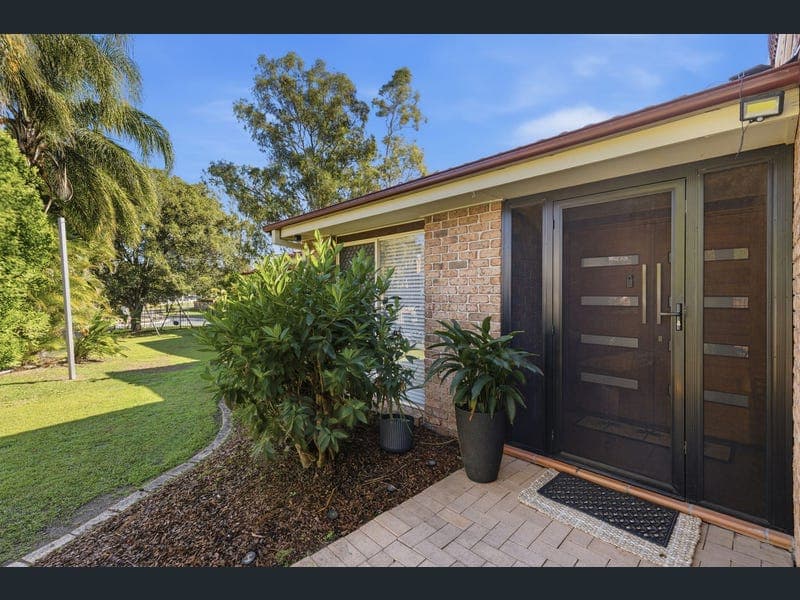 2 Poinsettia Crescent, Calamvale — photo 1 of 5