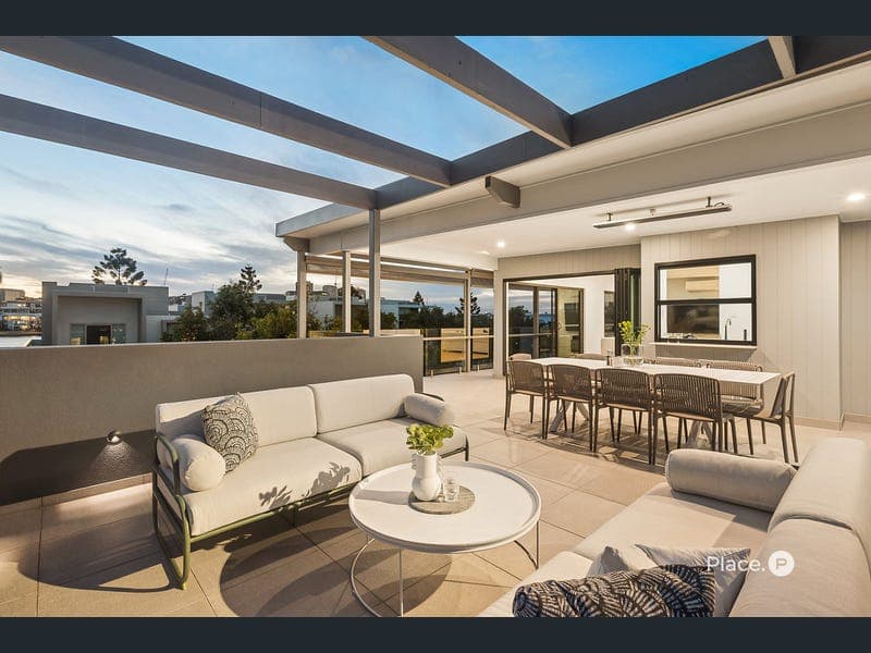 30 Waterline Crescent, Bulimba — photo 1 of 5