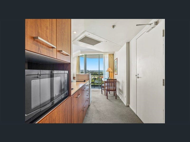 25 Laycock, Surfers Paradise — photo 1 of 5