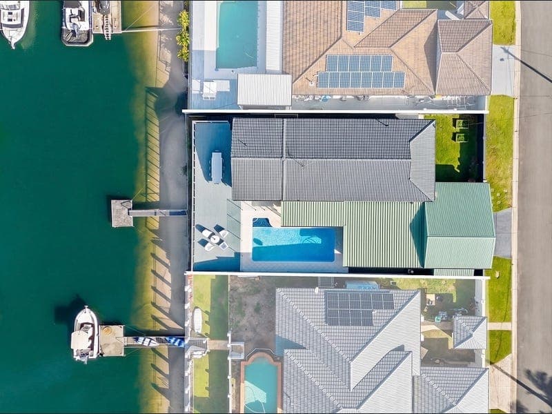10 Pensacola Court, Broadbeach Waters — photo 1 of 5