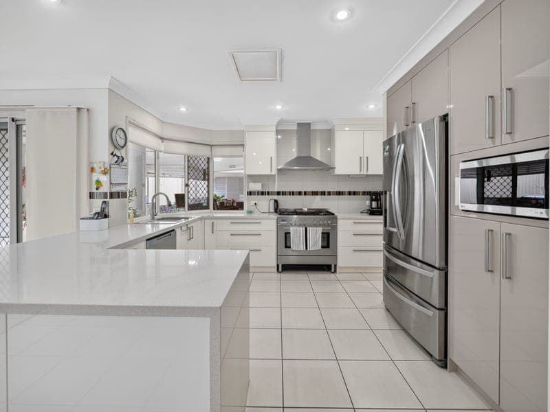 5 Arlington Drive, Arana Hills — photo 1 of 5