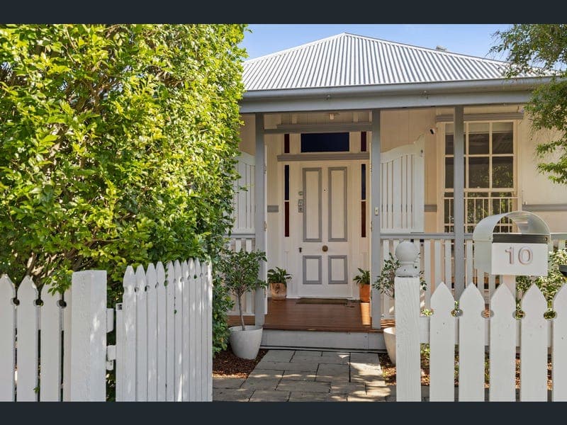 10 Holmesbrook Street, Ashgrove — photo 1 of 5