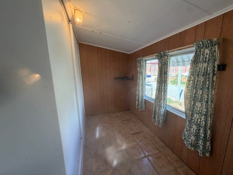 3 Lamington Road, West End — photo 1 of 5