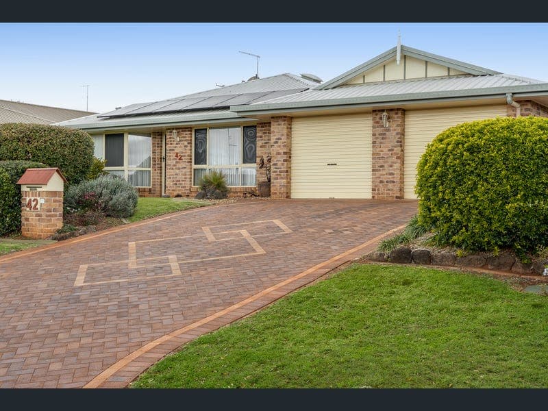 42 Lorraine Crescent, Centenary Heights — photo 1 of 5
