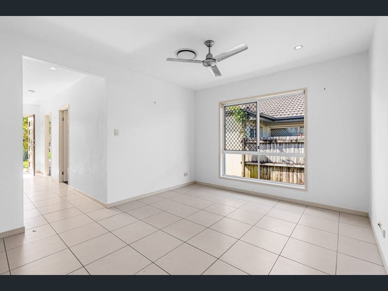 11 Clarence Place, Sippy Downs — photo 1 of 5