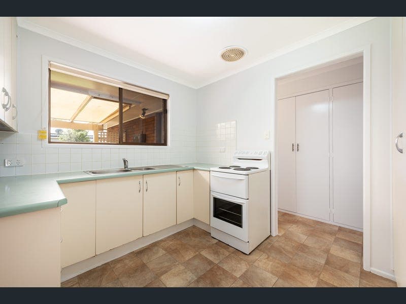 9 Knockator Crescent, Centenary Heights — photo 1 of 5