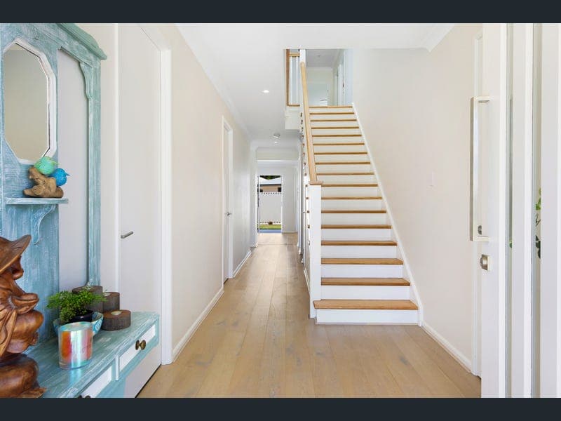 7 Suncove Court, Burleigh Heads — photo 1 of 5