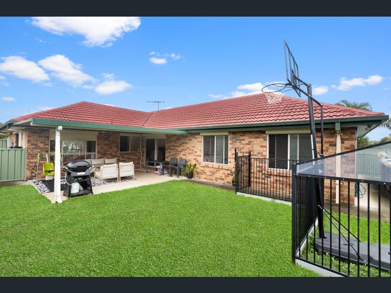 19 Blue Mountain Crescent, Warner — photo 1 of 5