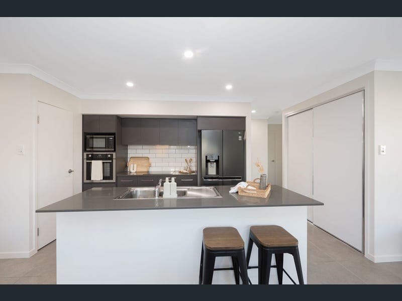 27 Eloise Street, Mount Low — photo 1 of 5