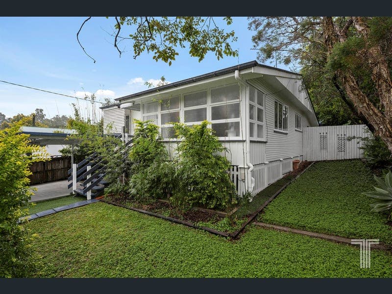 98 Bapaume Road, Holland Park West — photo 1 of 5